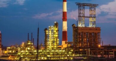 Petróleo fecha em alta com risco geopolítico sobrepondo temores de possível excesso de oferta