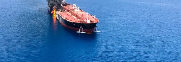 Navio petroleiro após ataque. Foto: Isna/Handout via Reuters