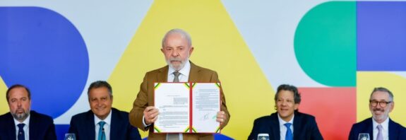 Lula assinou decreto que zera as alíquotas de PIS/Cofins sobre o diesel.
