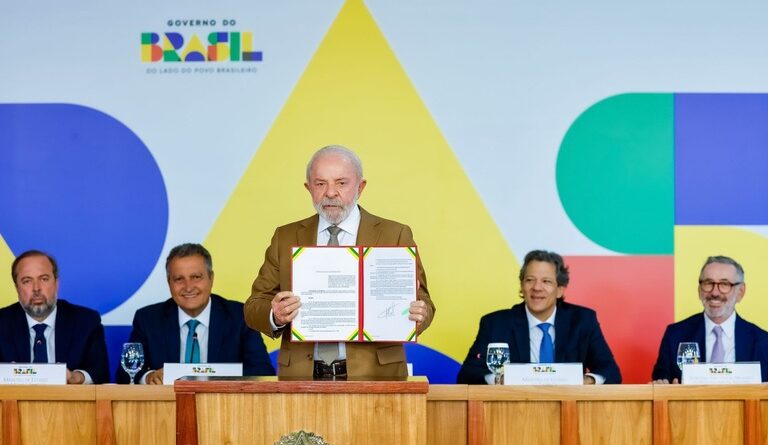 Lula assinou decreto que zera as alíquotas de PIS/Cofins sobre o diesel.