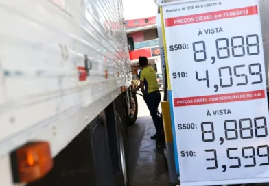 Painel exibe os preços do diesel S10 e S500 em posto de combustíveis no Brasil.