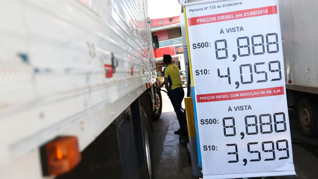 Painel exibe os preços do diesel S10 e S500 em posto de combustíveis no Brasil.